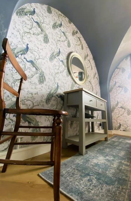 Stay In A Castle! Unique & Luxurious Historical Apartment, Self Contained, Free Parking & Wi-Fi チェスター エクステリア 写真