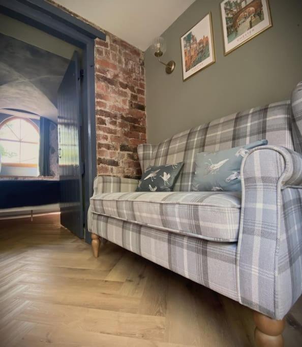 Stay In A Castle! Unique & Luxurious Historical Apartment, Self Contained, Free Parking & Wi-Fi チェスター エクステリア 写真