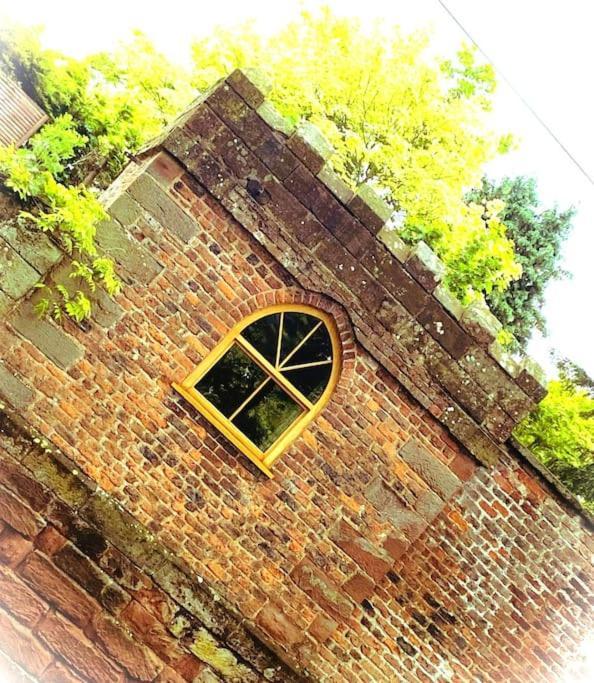 Stay In A Castle! Unique & Luxurious Historical Apartment, Self Contained, Free Parking & Wi-Fi チェスター エクステリア 写真